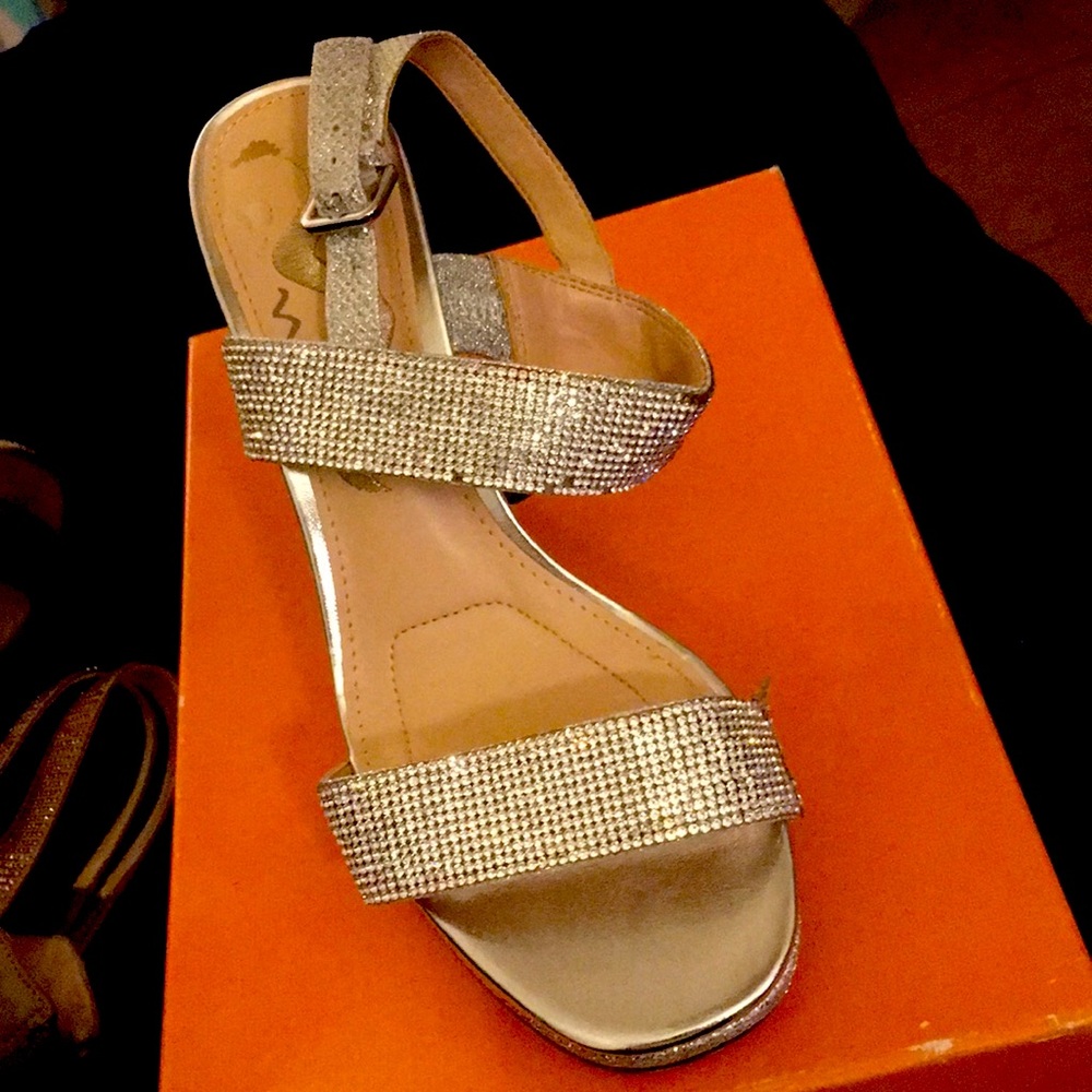Nina sandal size 6.5 wedged heels color gold.  Perfect condition.  Worn once